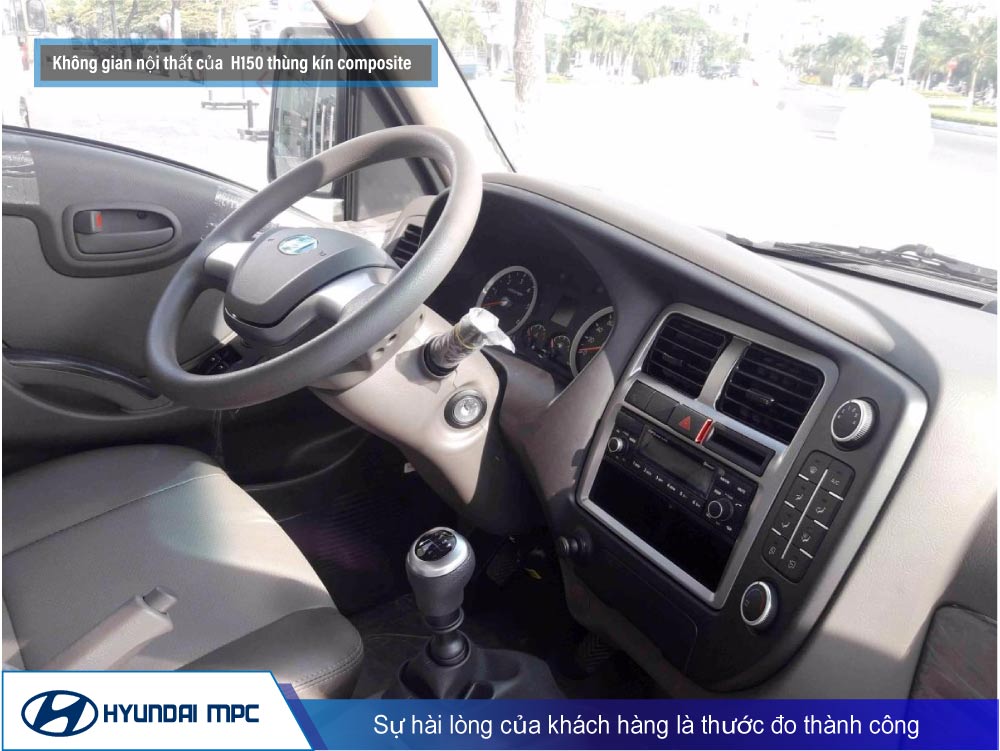 khong gian noi that cua hyundai h150 thung kin composite